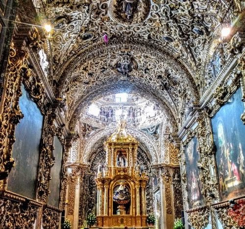 Interior barroco de la Capilla del Rosario en el Templo de Santo Domingo en Puebla, México.
